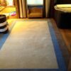 HandTufted (Тафтинговый ковёр) — это ковровое покрытие, изготовленное методом тафтинга, где ворс формируется путём прошивки нитей через основу. Такой тип ковра позволяет получить плотную, комфортную поверхность и широкий выбор дизайнов, цветов и фактур. HandTufted ковры подходят для гостиничных проектов, жилых интерьеров и коммерческих помещений: они хорошо выглядят, обеспечивают приятные тактильные ощущения и помогают улучшить акустику в комнате. Мы изготавливаем тафтинговые ковры под проект — по индивидуальным размерам, дизайну и требованиям по эксплуатации.