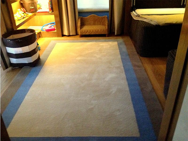 HandTufted (Тафтинговый ковёр) — это ковровое покрытие, изготовленное методом тафтинга, где ворс формируется путём прошивки нитей через основу. Такой тип ковра позволяет получить плотную, комфортную поверхность и широкий выбор дизайнов, цветов и фактур. HandTufted ковры подходят для гостиничных проектов, жилых интерьеров и коммерческих помещений: они хорошо выглядят, обеспечивают приятные тактильные ощущения и помогают улучшить акустику в комнате. Мы изготавливаем тафтинговые ковры под проект — по индивидуальным размерам, дизайну и требованиям по эксплуатации.